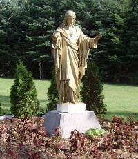 Statue de Jésus sur le terrain
